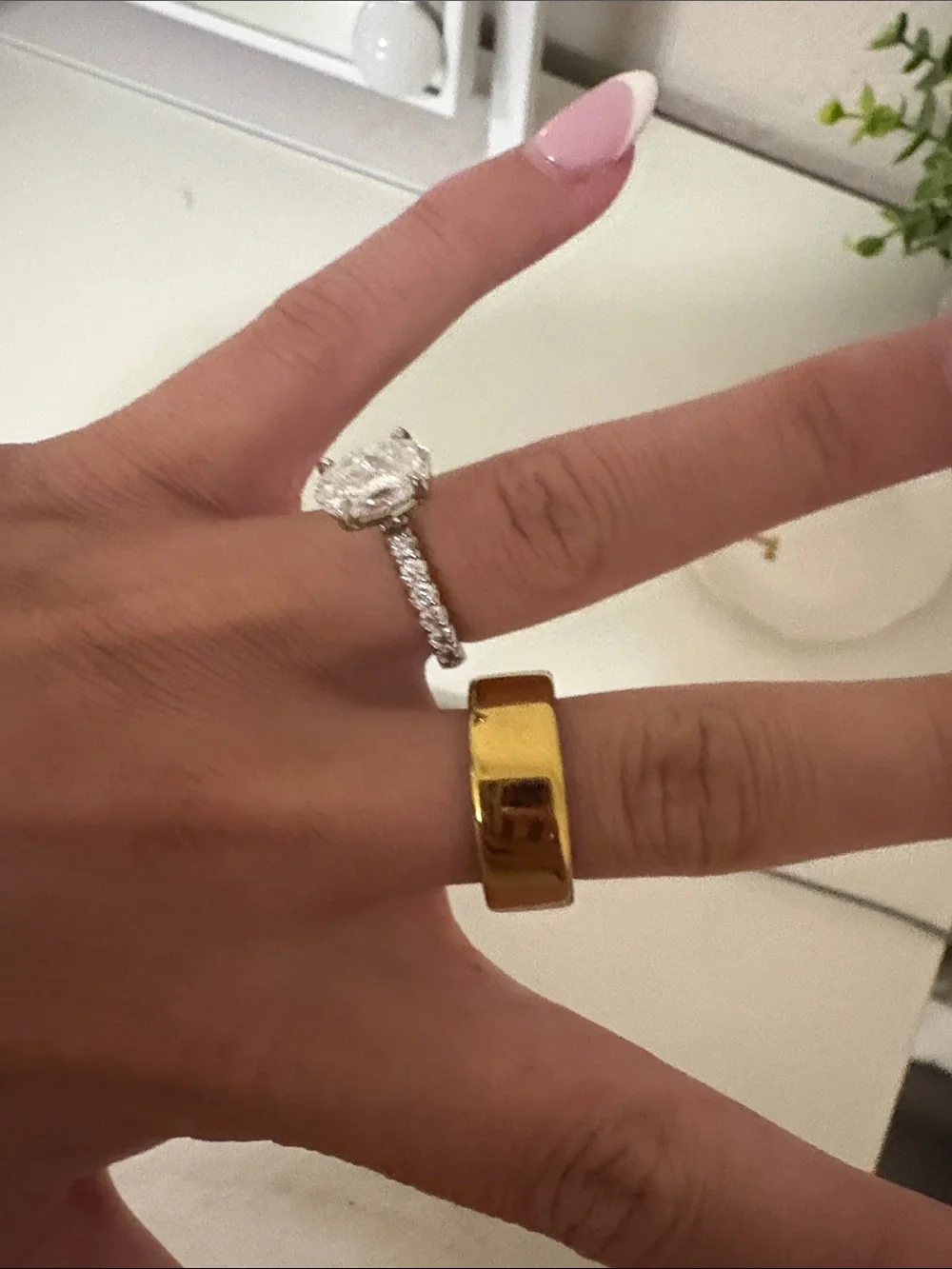 Oura Smart Ring & Charger in Gold size 6